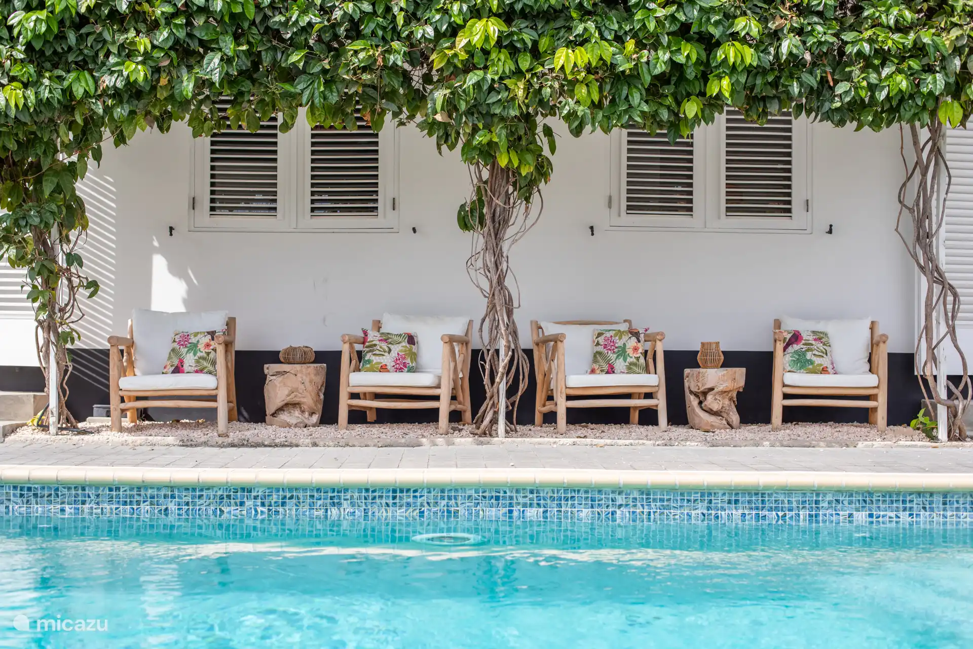 Siège lounge au bord de la piscine