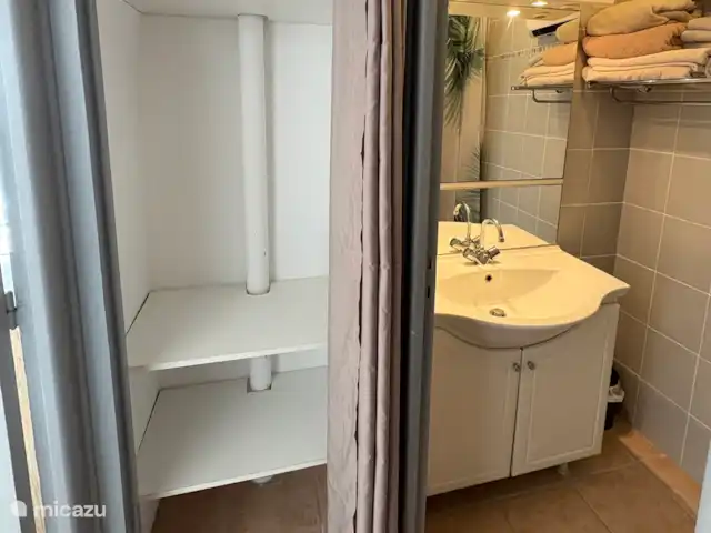 Location de Vacances France, Pyrénées-Orientales, Saint-Cyprien, appartement - Appartement Vue Mer Saint Cyprien  Salle de bain / rangements supplémentaires