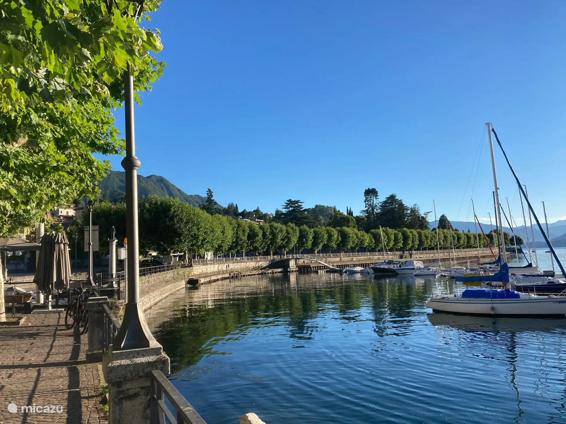Die Promenade und der Hafen von Porto Valtravaglia