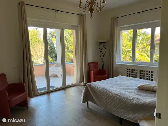 Villa Giulia Vista Verde huren in Italië, Lago Maggiore, Porto Valtravaglia - villa De slaapkamer met terras en uitzicht op het meer en de bergen