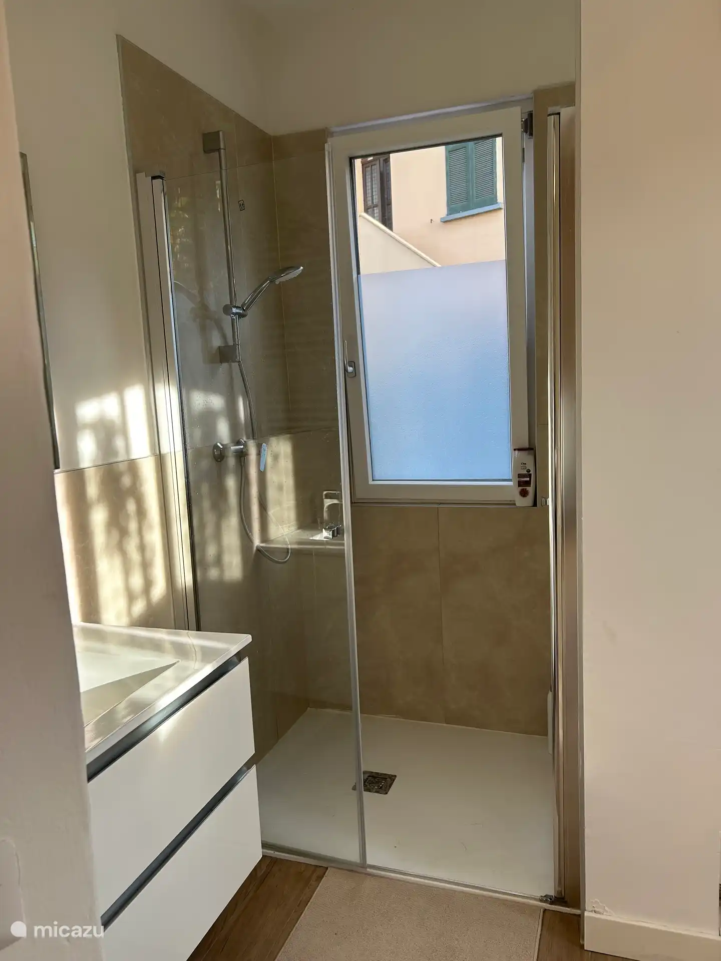 Das Badezimmer mit Dusche und Waschbecken