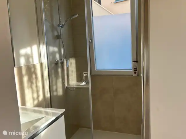 Villa Giulia Vista Verde huren in Italië, Lago Maggiore, Porto Valtravaglia - villa De badkamer met douche en wastafel