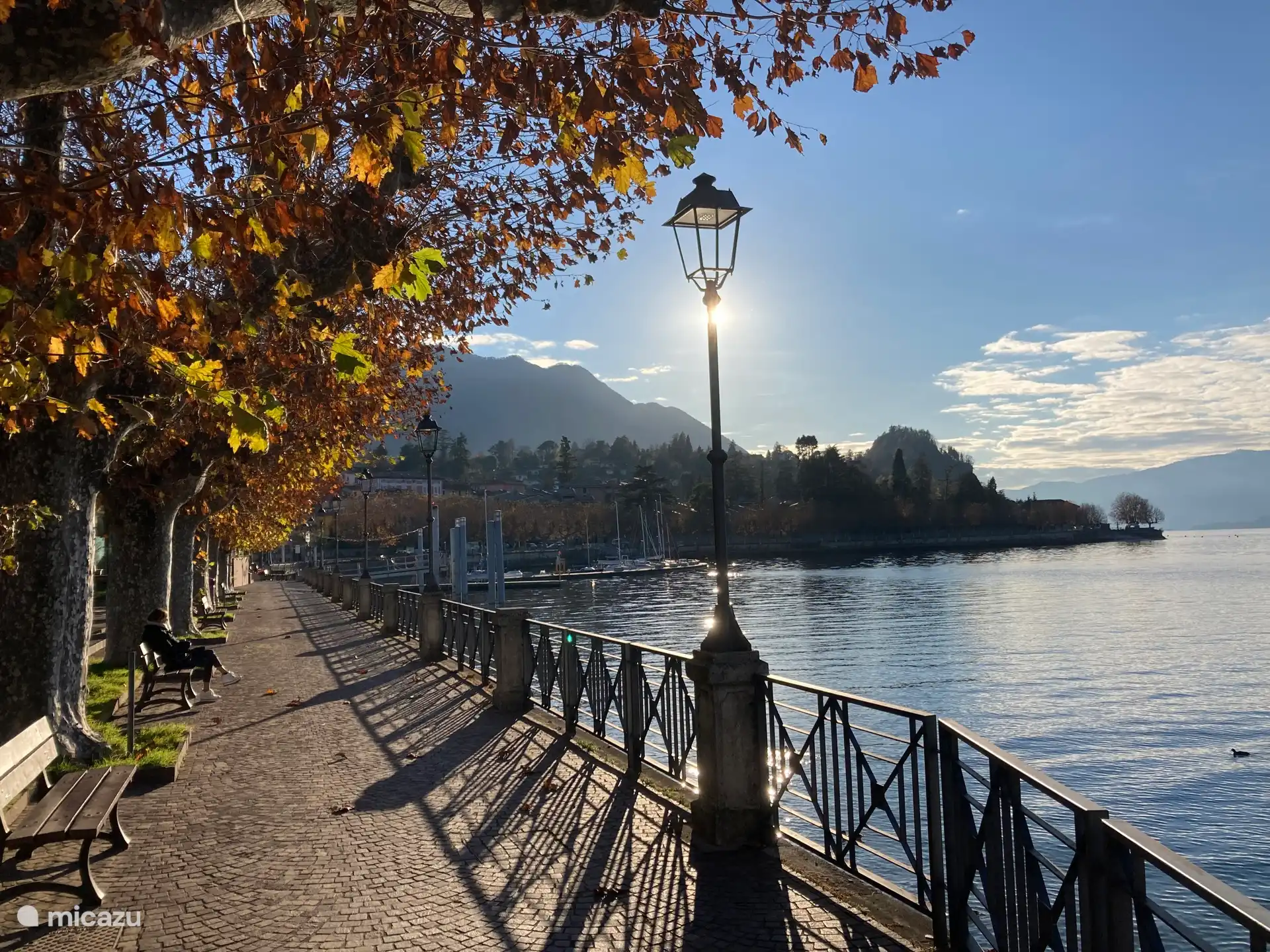 Bouleverd mit Blick auf den Hafen am Ende des Nachmittags