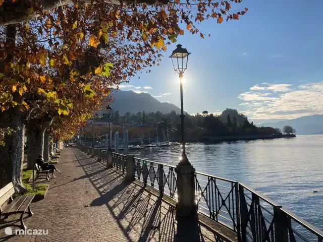 Villa Giulia Vista Verde | Italie, Lad Majeur, Porto Valtravaglia - villa Bouleverd avec vue sur le port en fin d’après-midi