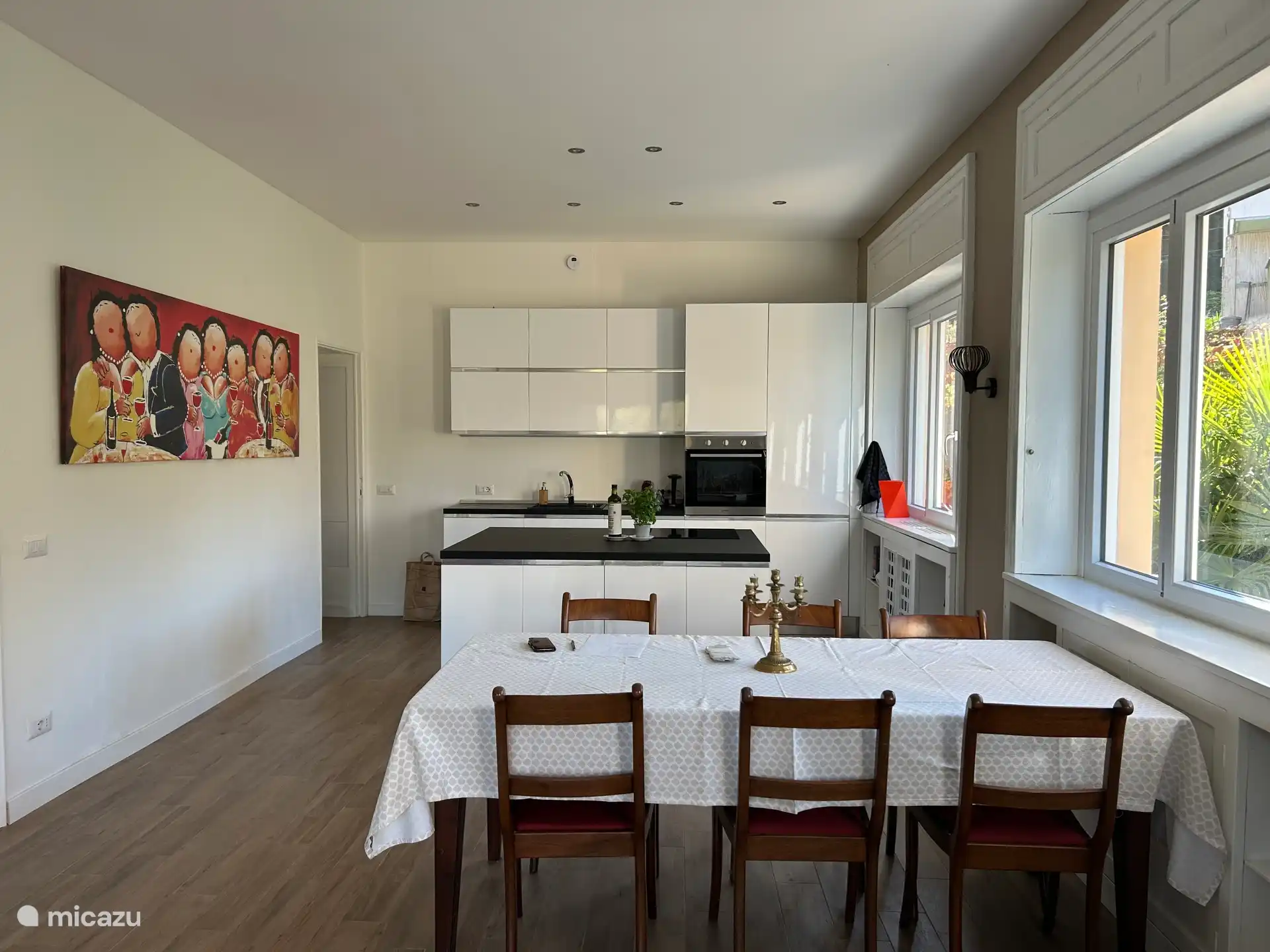 Wohnzimmer mit Esstisch, Kochinsel und Küche