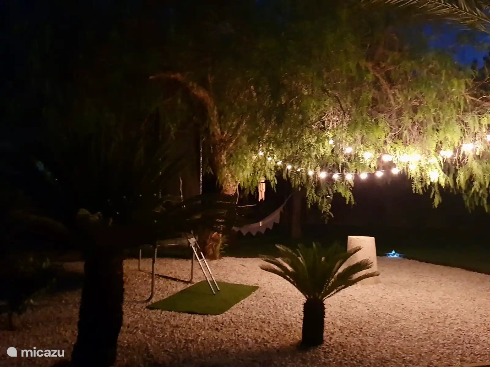 Verlichte ruimte waar kinderen kunnen spelen en aanwezig kunnen zijn als het donker wordt.