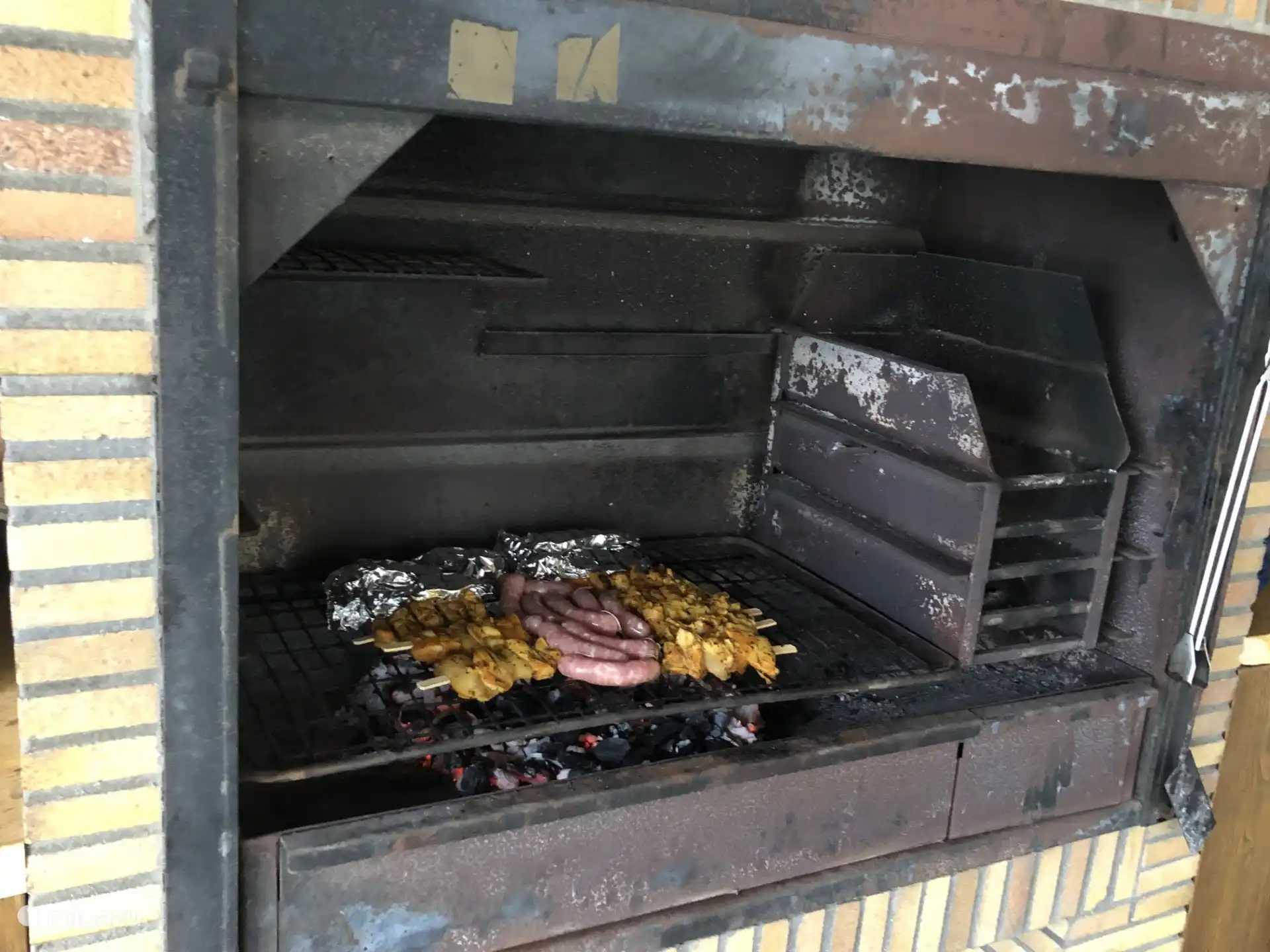 De barbecue kan door gasten worden gebruikt of een service worden inhuren om hun eten daar te laten koken.
