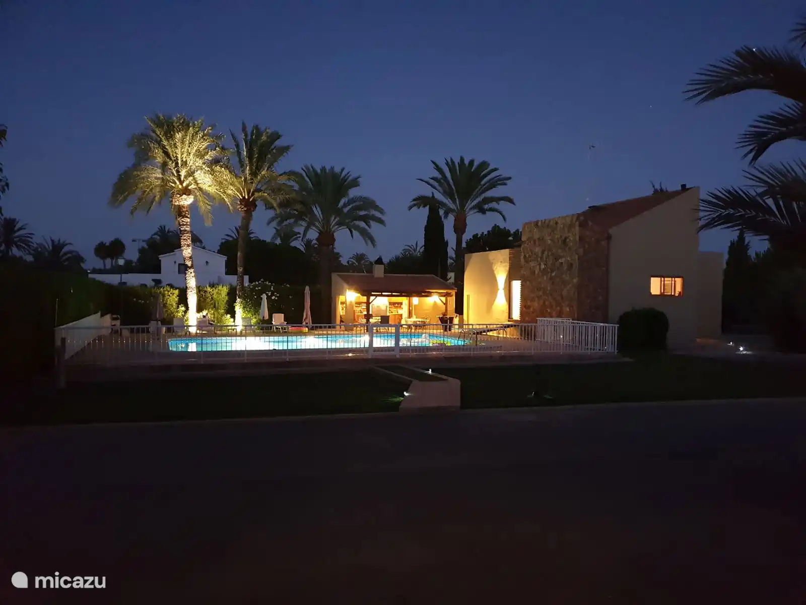 Uitzicht op het complex, villa, zwembad en terras en barbecuegebied.