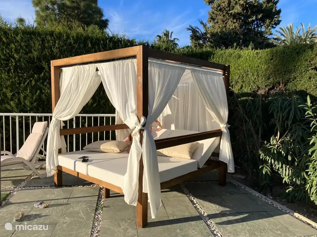 Balinese bed.
Naast verschillende ligstoelen hebben we dit Balinese bed voor rust en comfort.