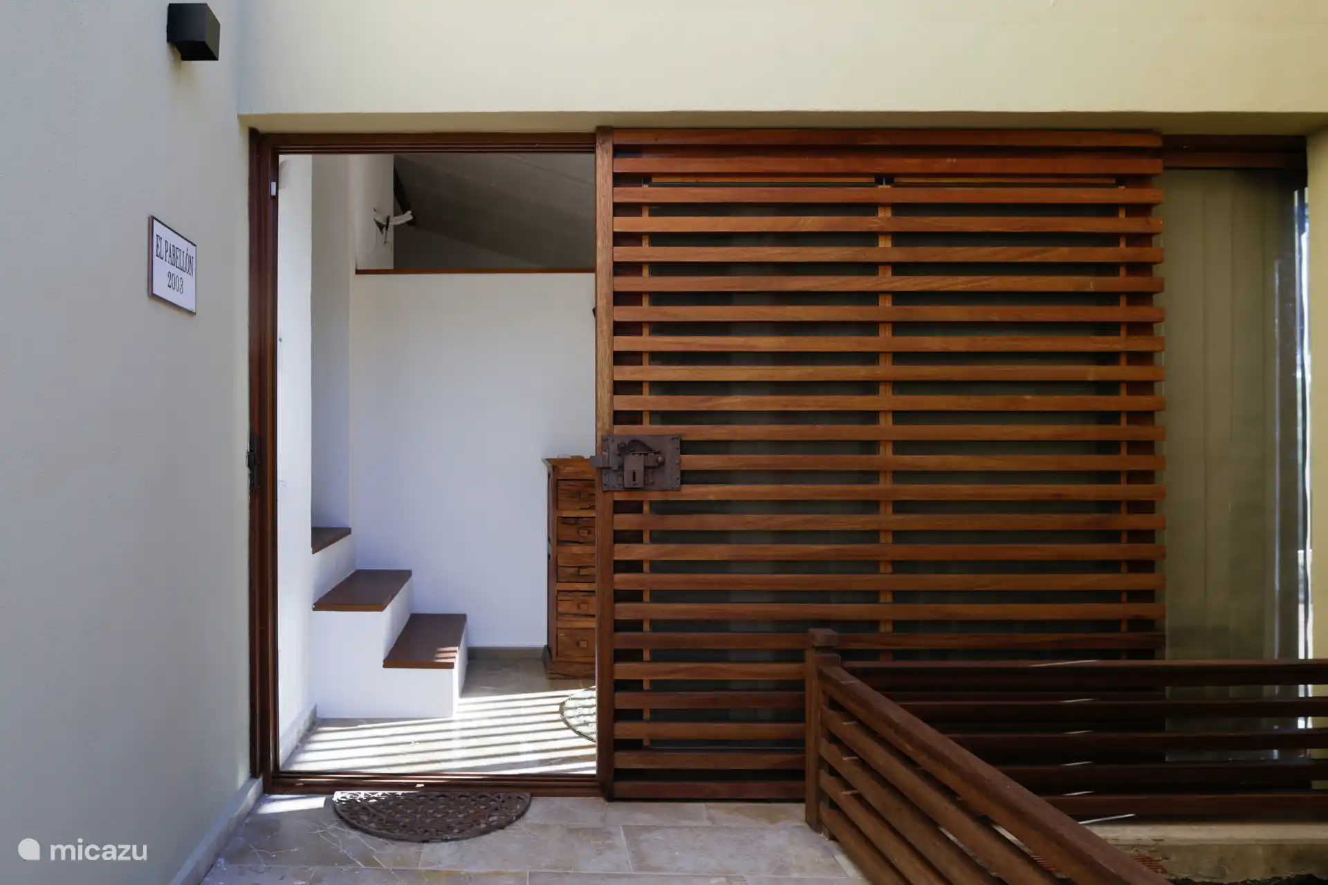 Hoofdingang van het huis.