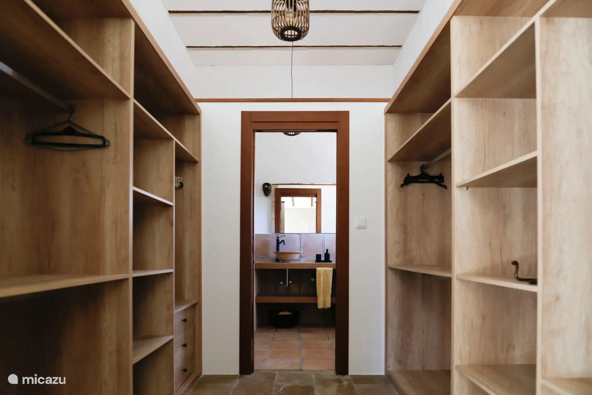 Inloopkast in de hoofdslaapkamer.