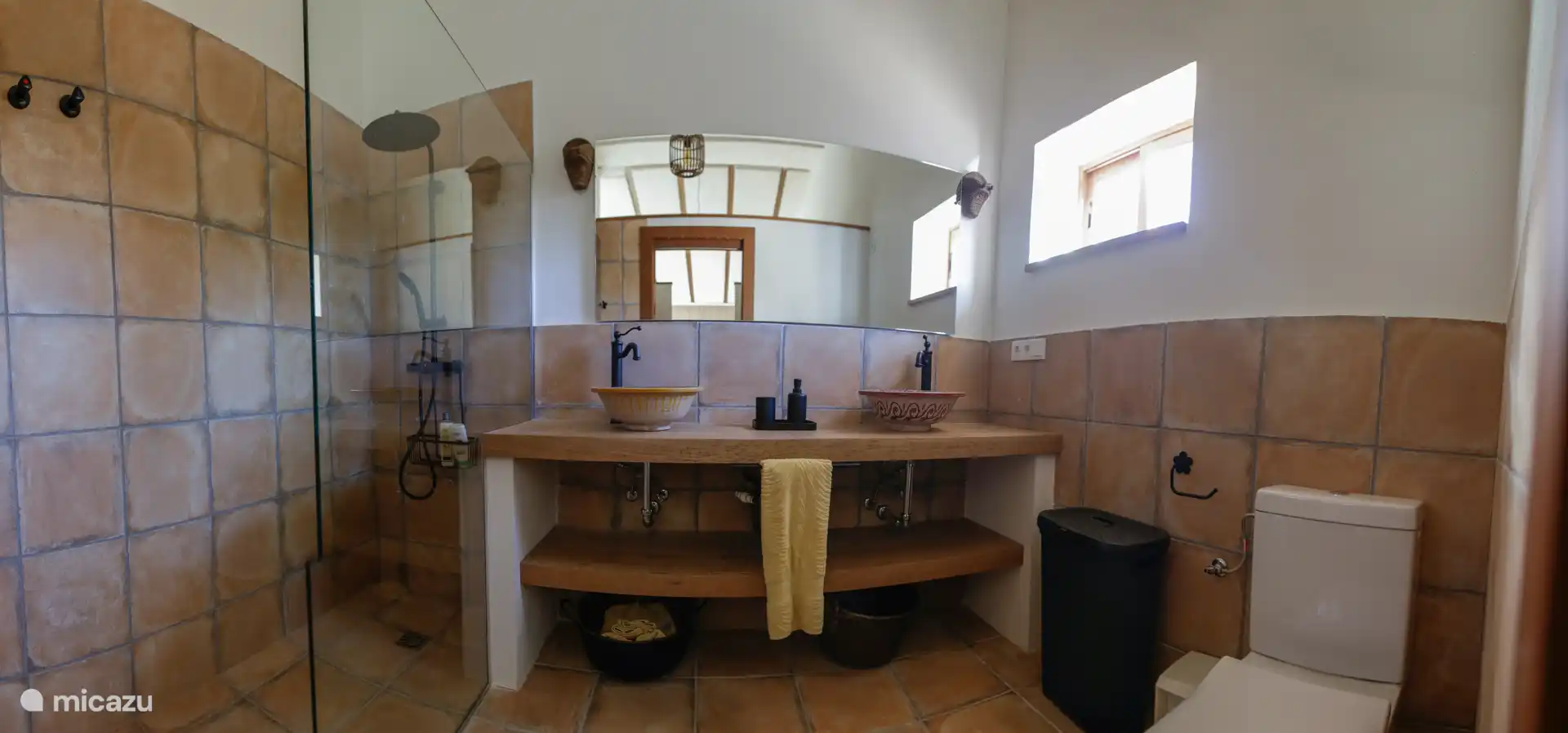 Badkamer vanuit de hoofdslaapkamer.