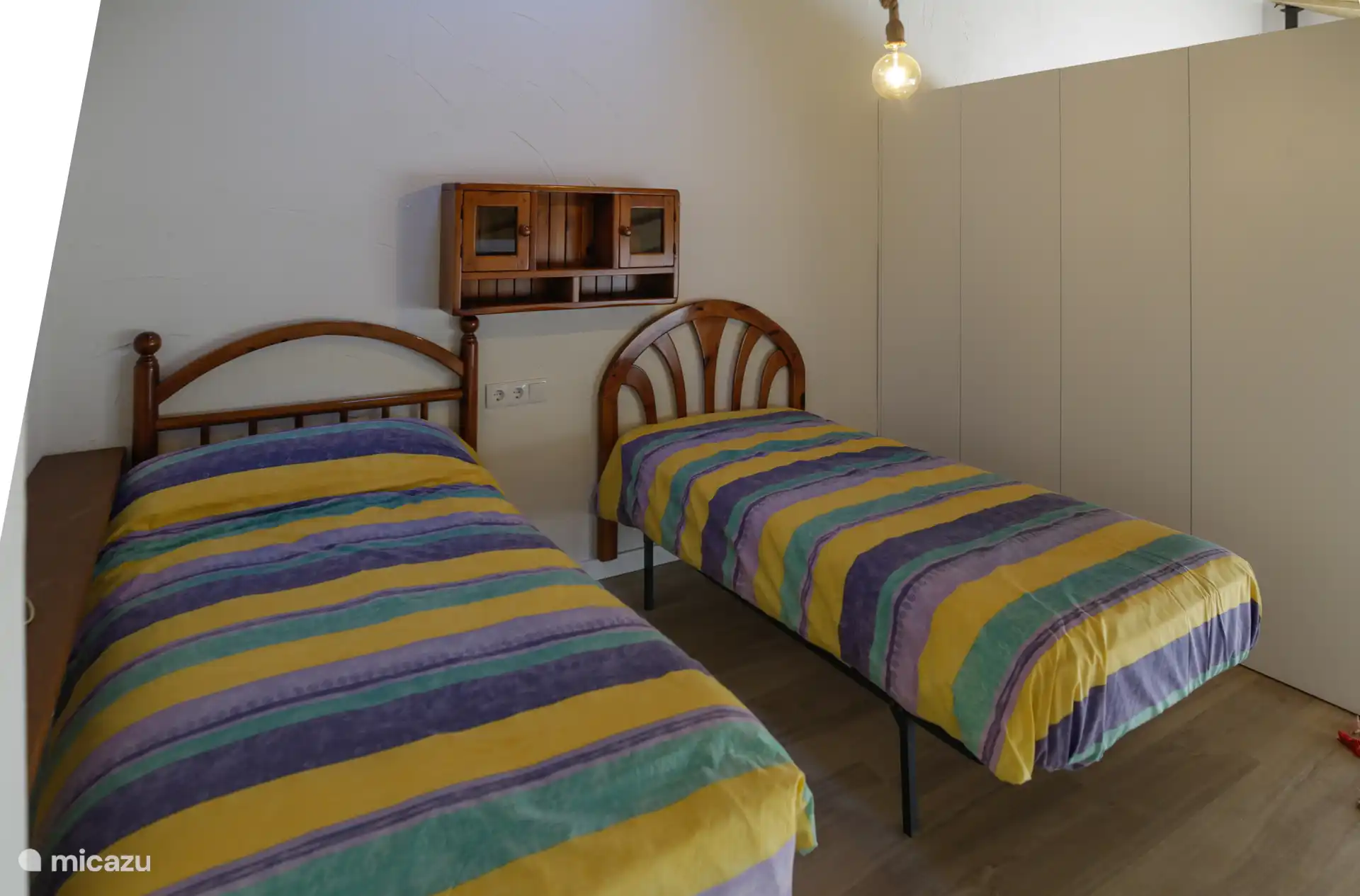 Slaapkamer 2 van de bovenkamer heeft twee bedden van 90 cm.