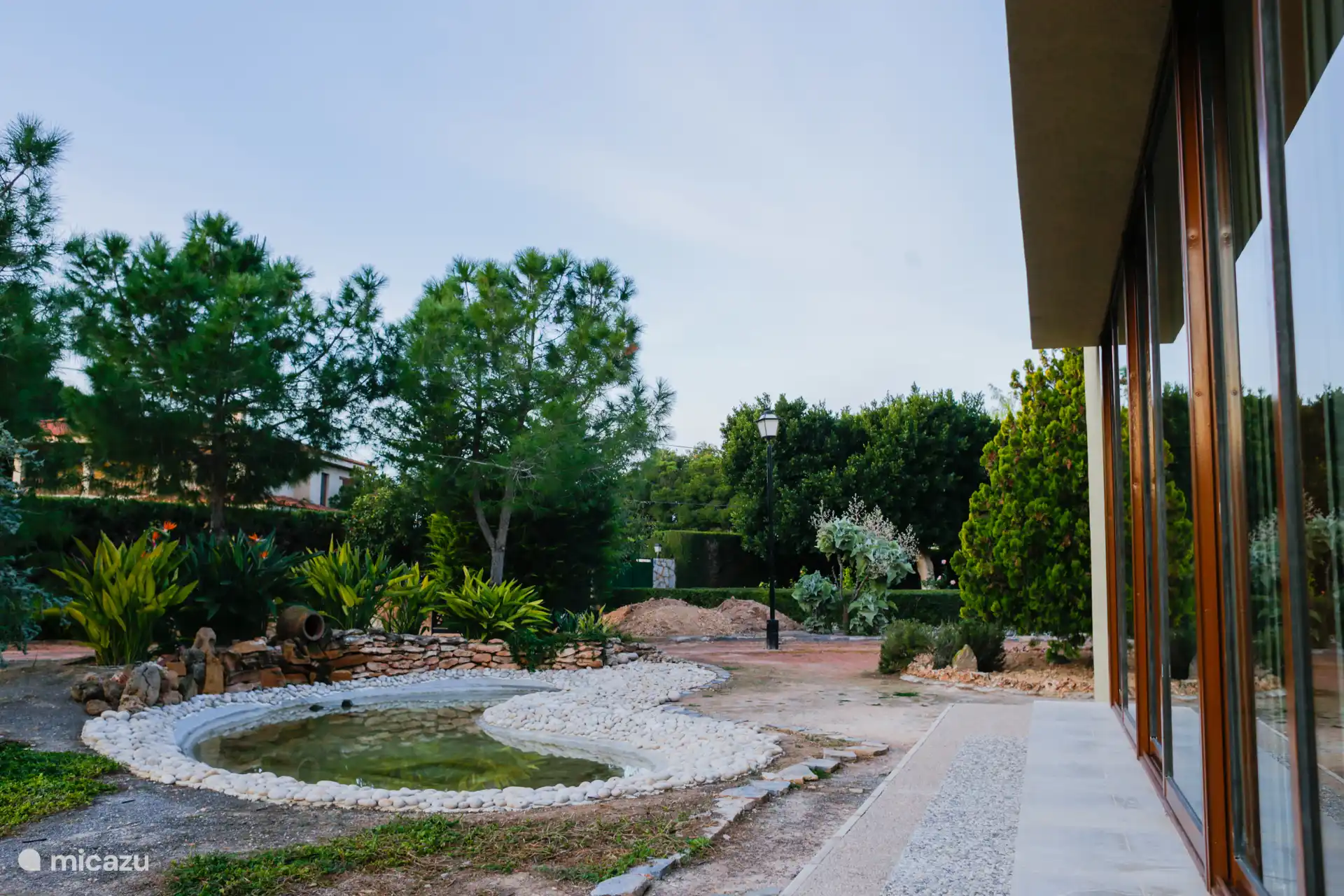 Rechts het raam van de hoofdruimte.