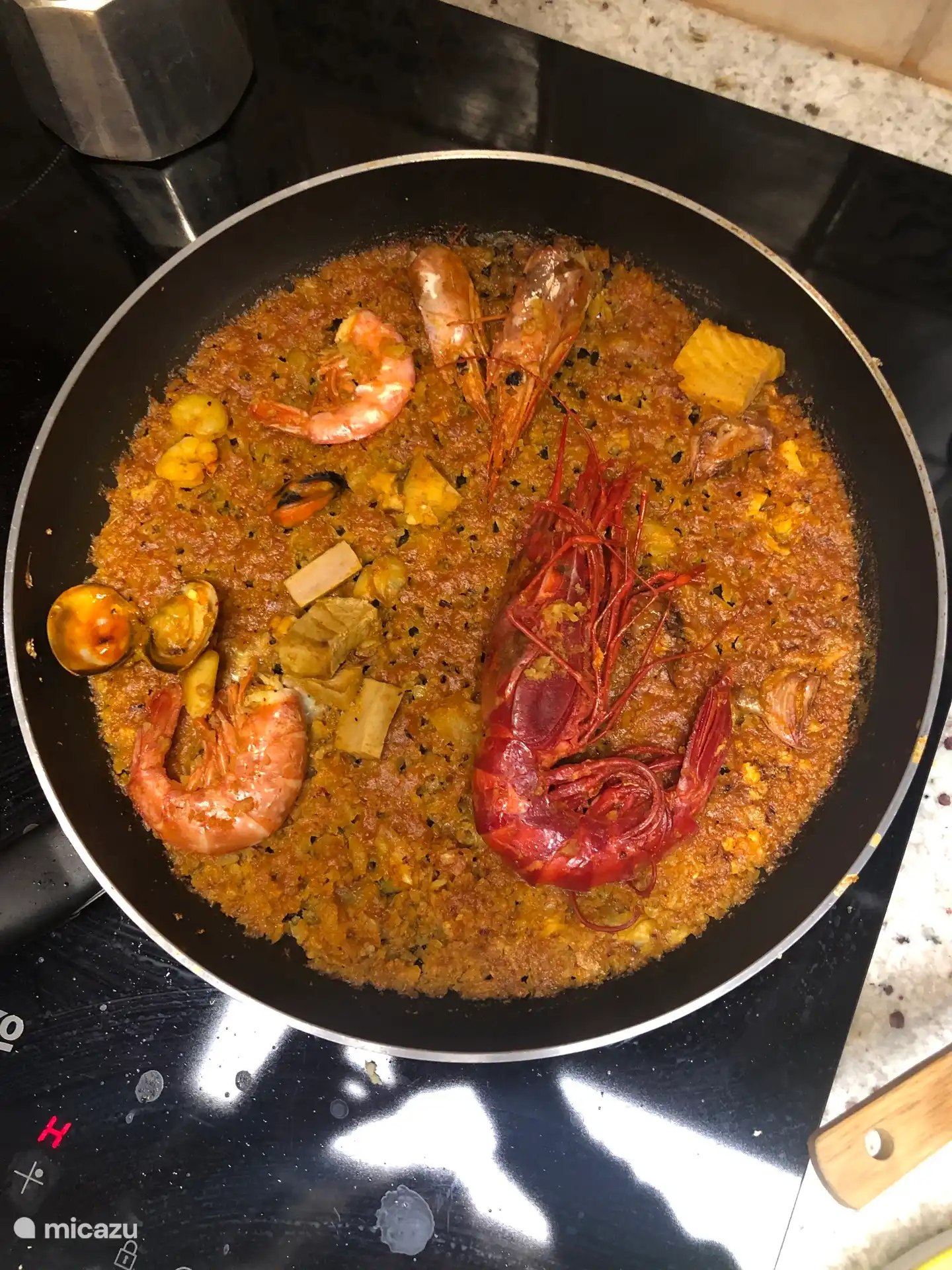 Paella kookte voor gasten.