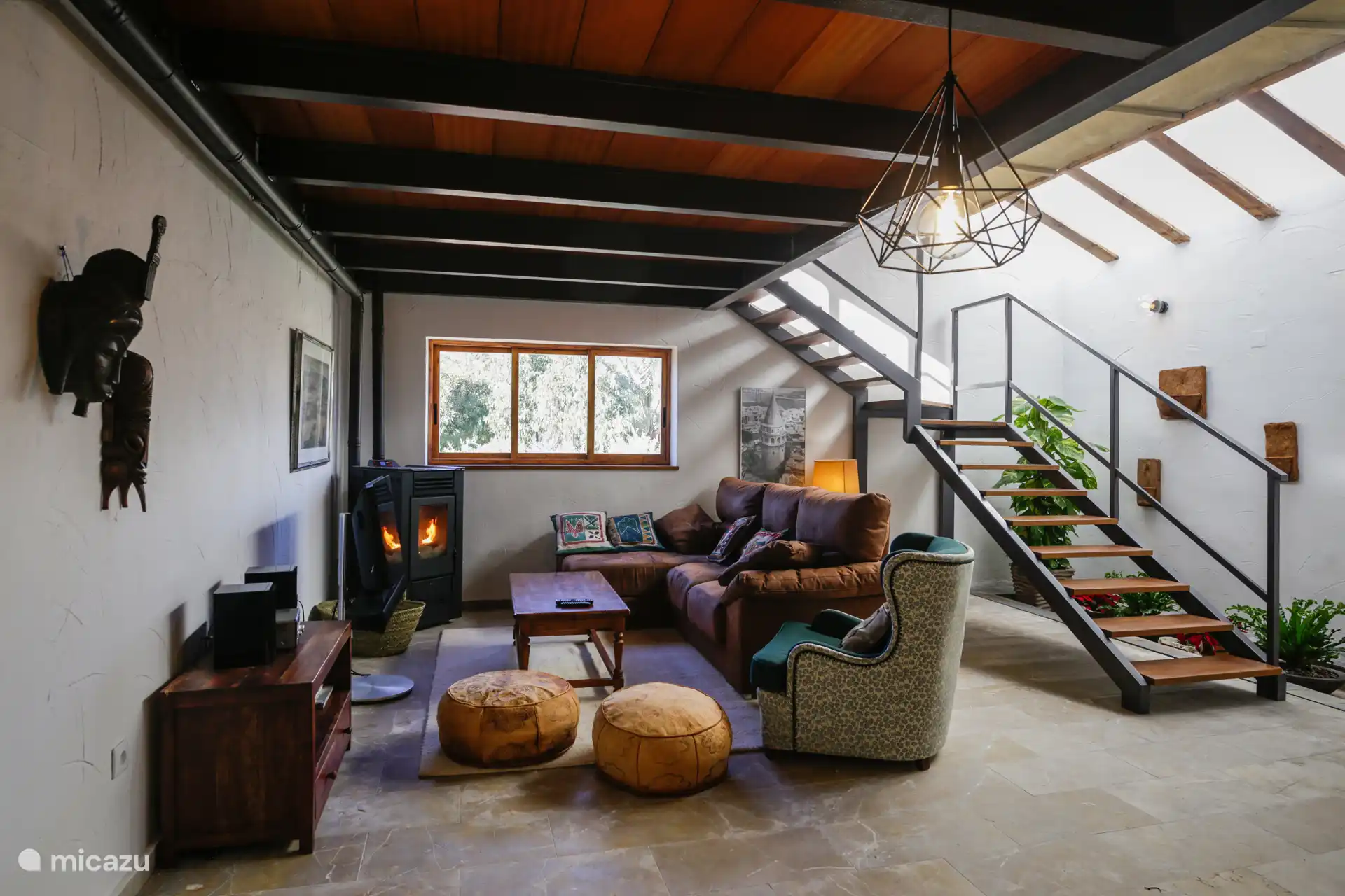 Uitzicht op de woonkamer, de woonkamer en de structuur, trap die naar de bovenkamer leidt.