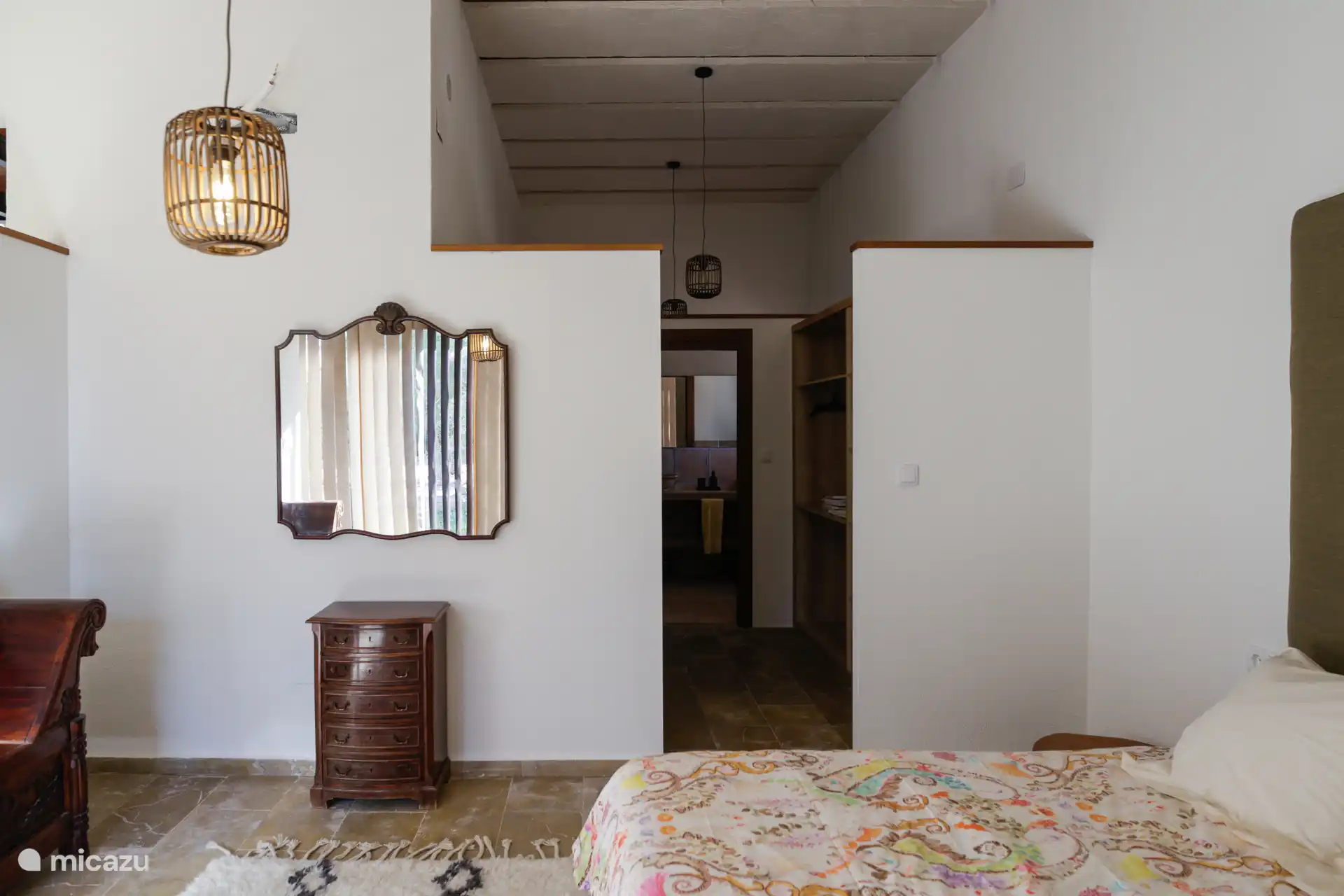 Hoofdslaapkamer, kleedkamer en achterin een privébadkamer voor deze kamer.