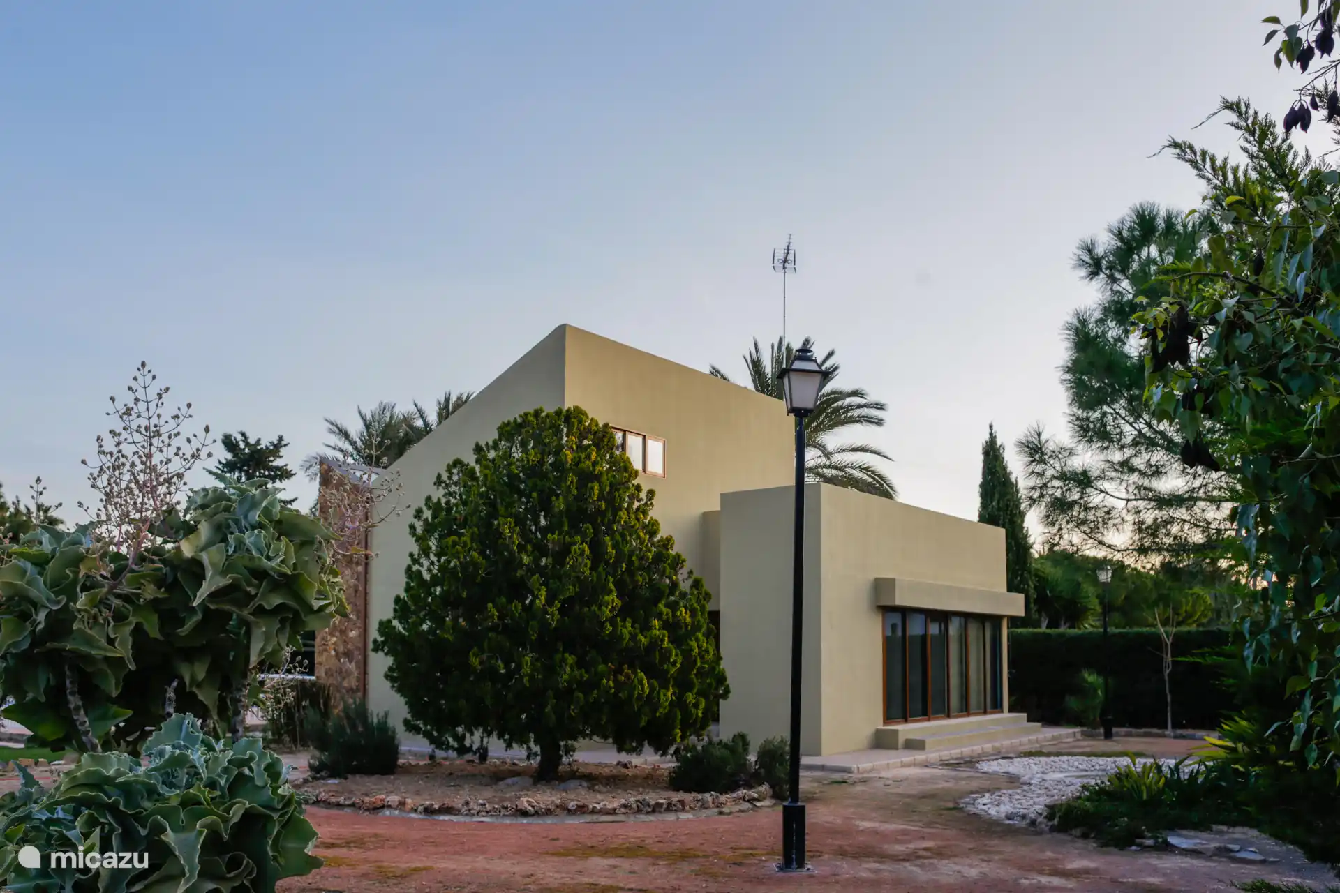 Uitzicht vanuit de tuin van het huis. Het Paviljoen.