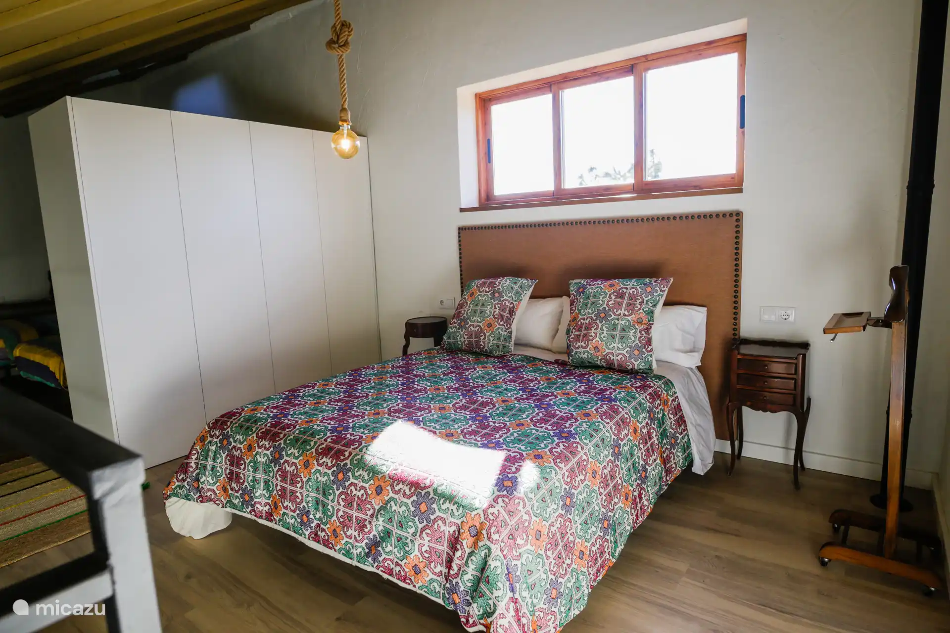 Slaapkamer 1 van de bovenkamer heeft een bed van 1,50 cm.