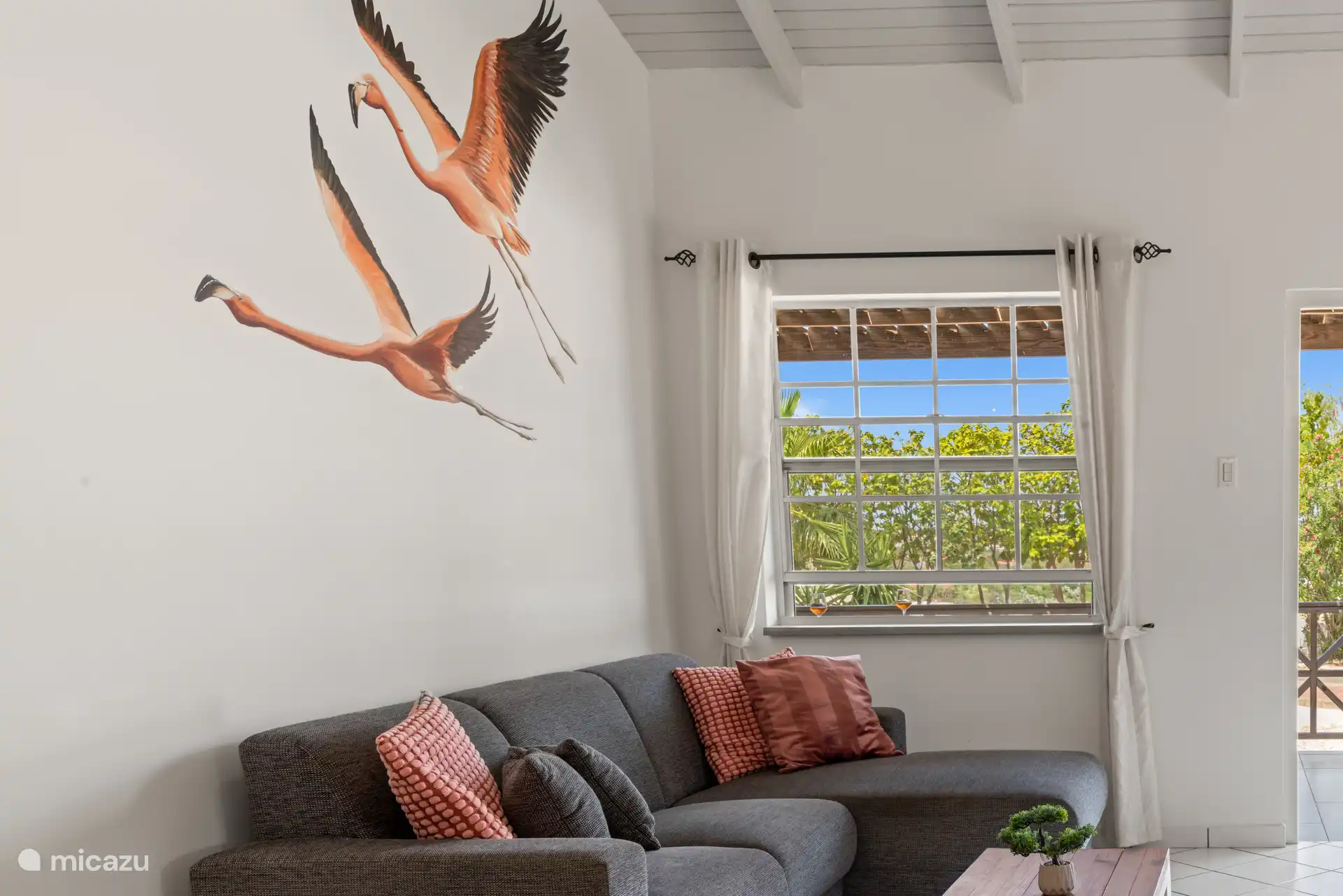 Lovely corner sofa and nice on the wind