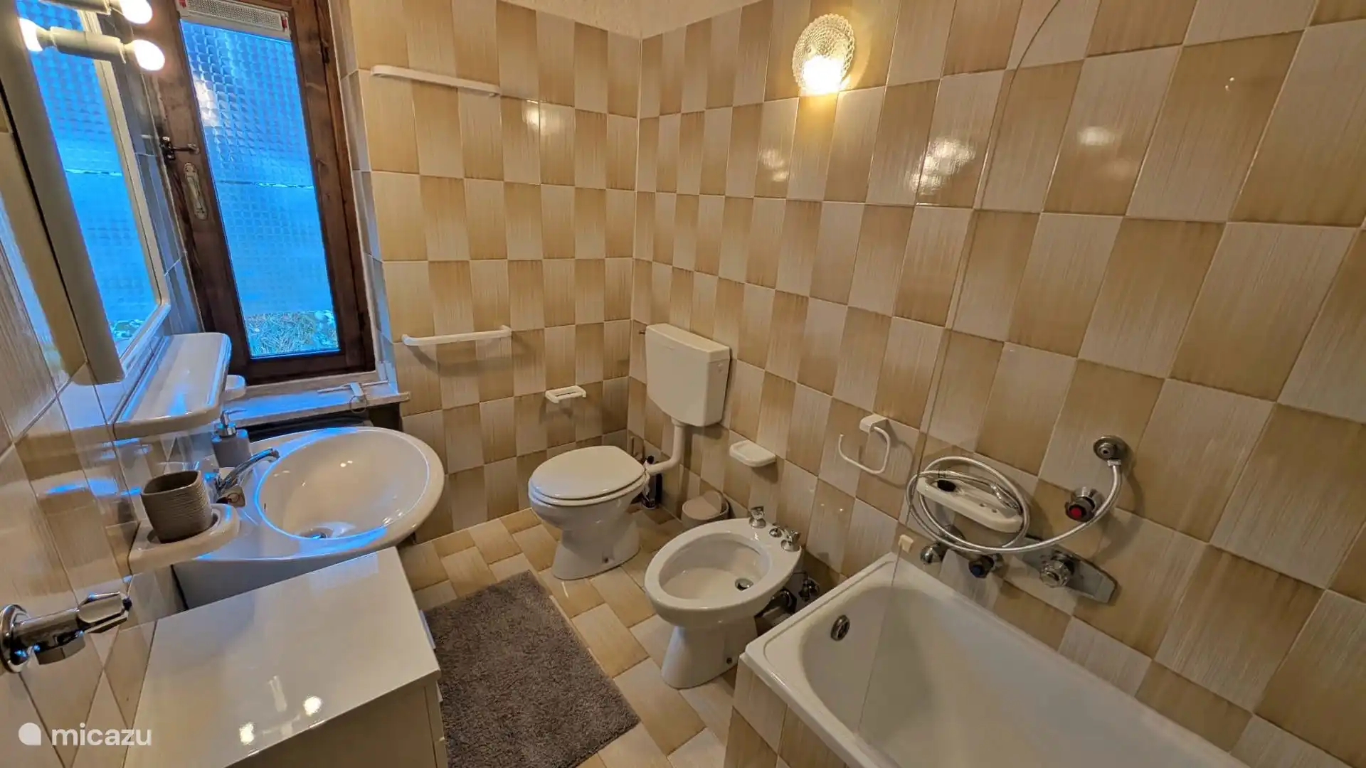 Baño con bañera de asiento