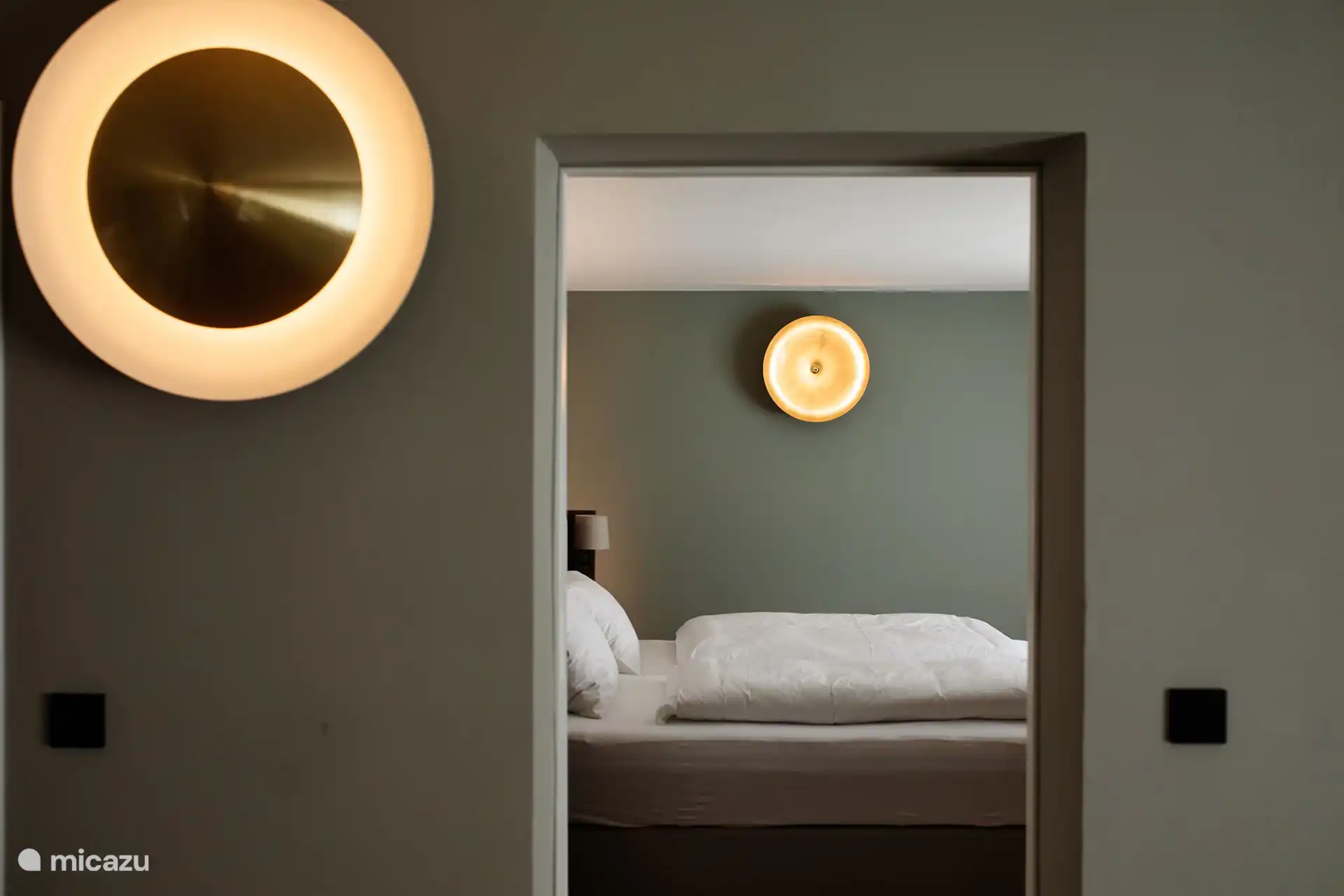 Blik op slaapkamer 1 vanuit woonkamer