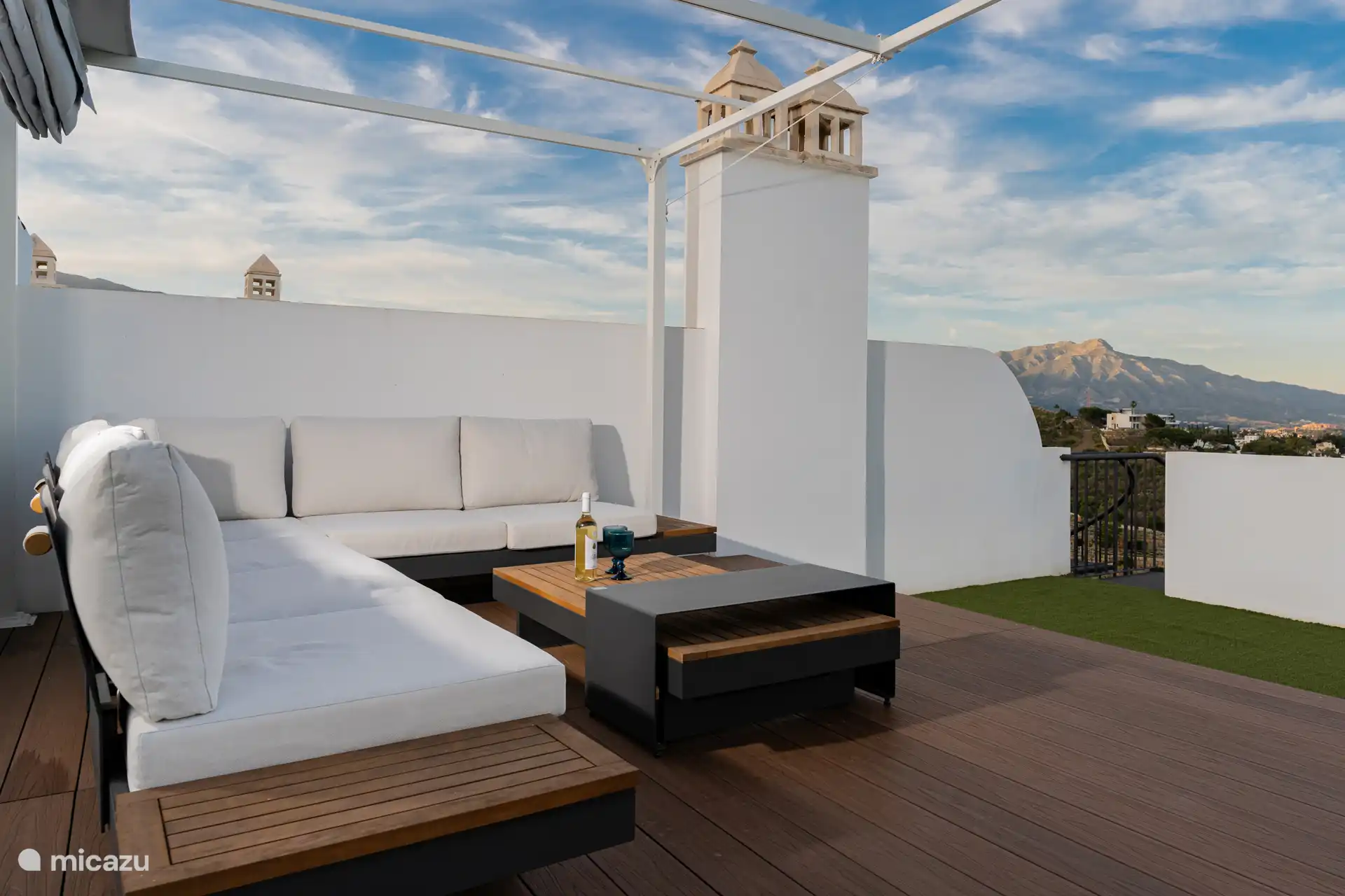 Dachterrasse mit Lounge-Set auf Plattform und Pergola