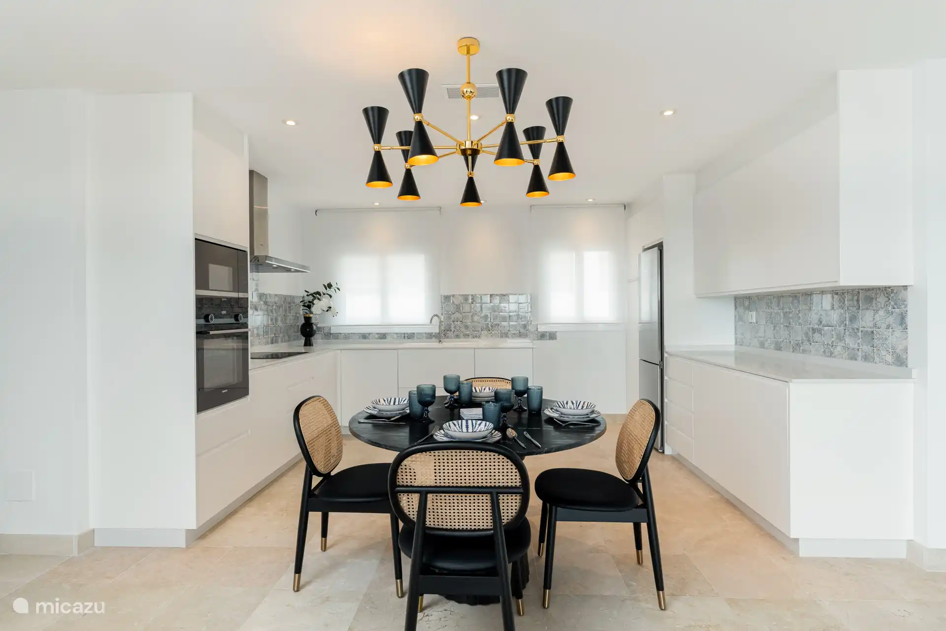 Offene Küche mit Kühlschrank mit Gefrierfach, Backofen, Mikrowelle, Induktionskochfeld, Toaster, Nespresso-Kaffeemaschine, Wasserkocher,...... Und natürlich die ganze Bestellung, Töpfe, Pfannen, etc....