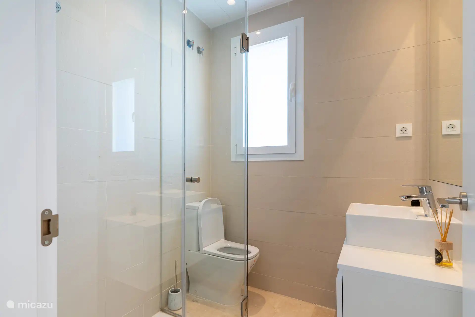 zweites Badezimmer mit Waschbecken, WC und Dusche