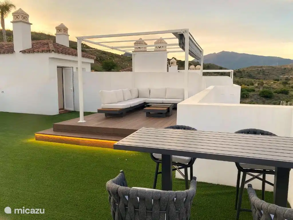 Auch abends ist die Dachterrasse sehr gemütlich, mit stimmungsvoller Beleuchtung