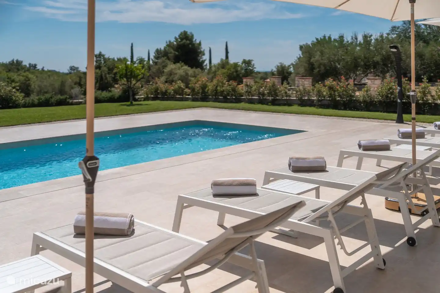 zwembad + ligbedden