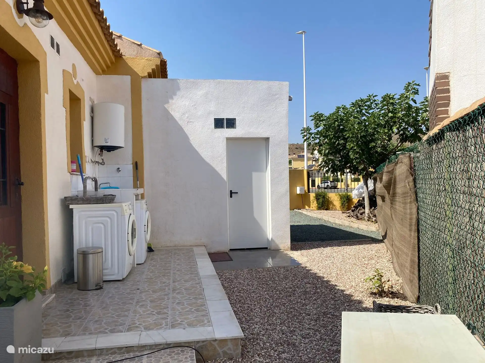 An der Seite des Hauses befindet sich die Waschmaschine 