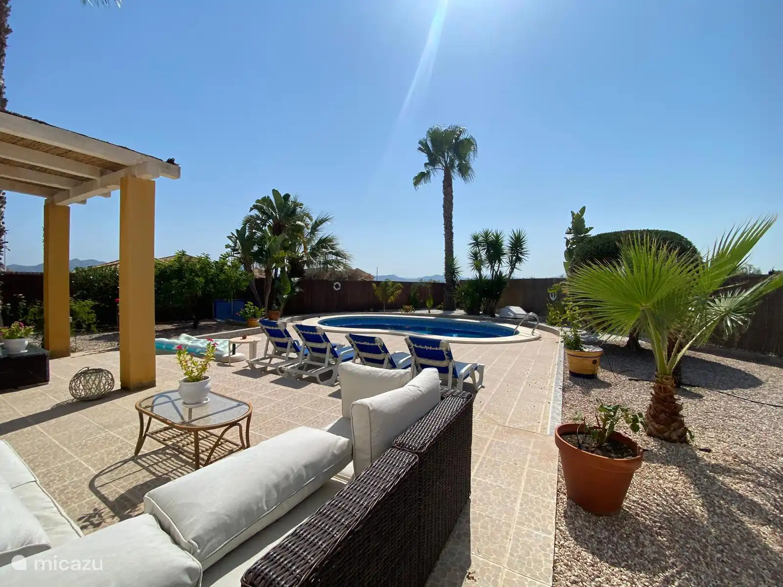 Garten mit verschiedenen Sitzgelegenheiten und privatem Swimmingpool