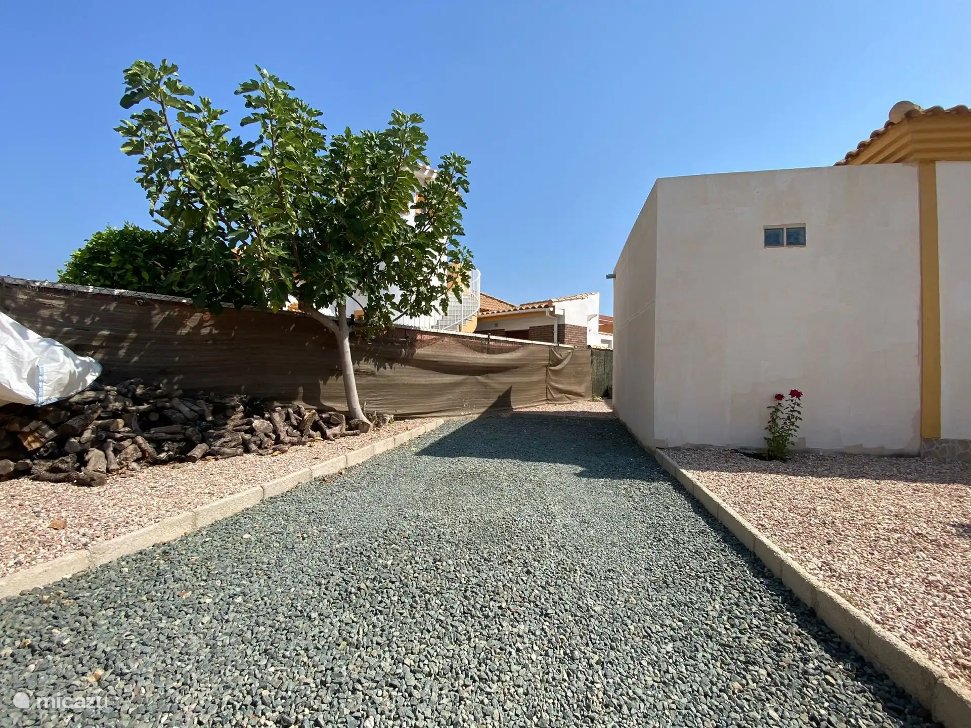 Privater Parkplatz neben dem Haus