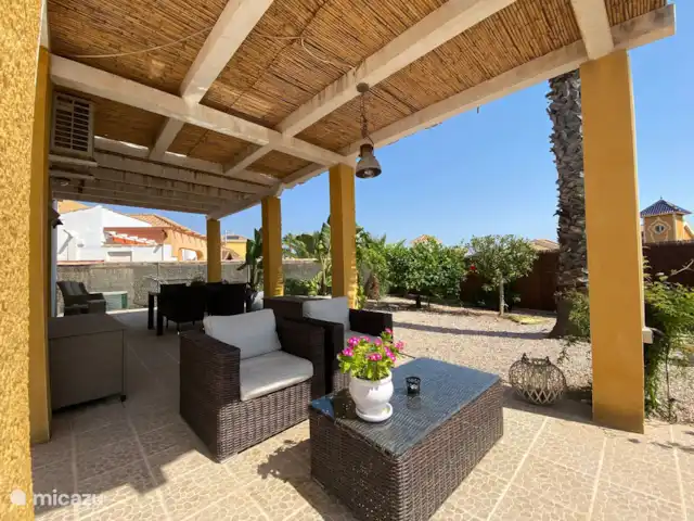 Casa Vida La Vida | Espagne, Costa Cálida, Mazarrón - maison de vacances Table à manger et chaises longues à l’arrière de la maison