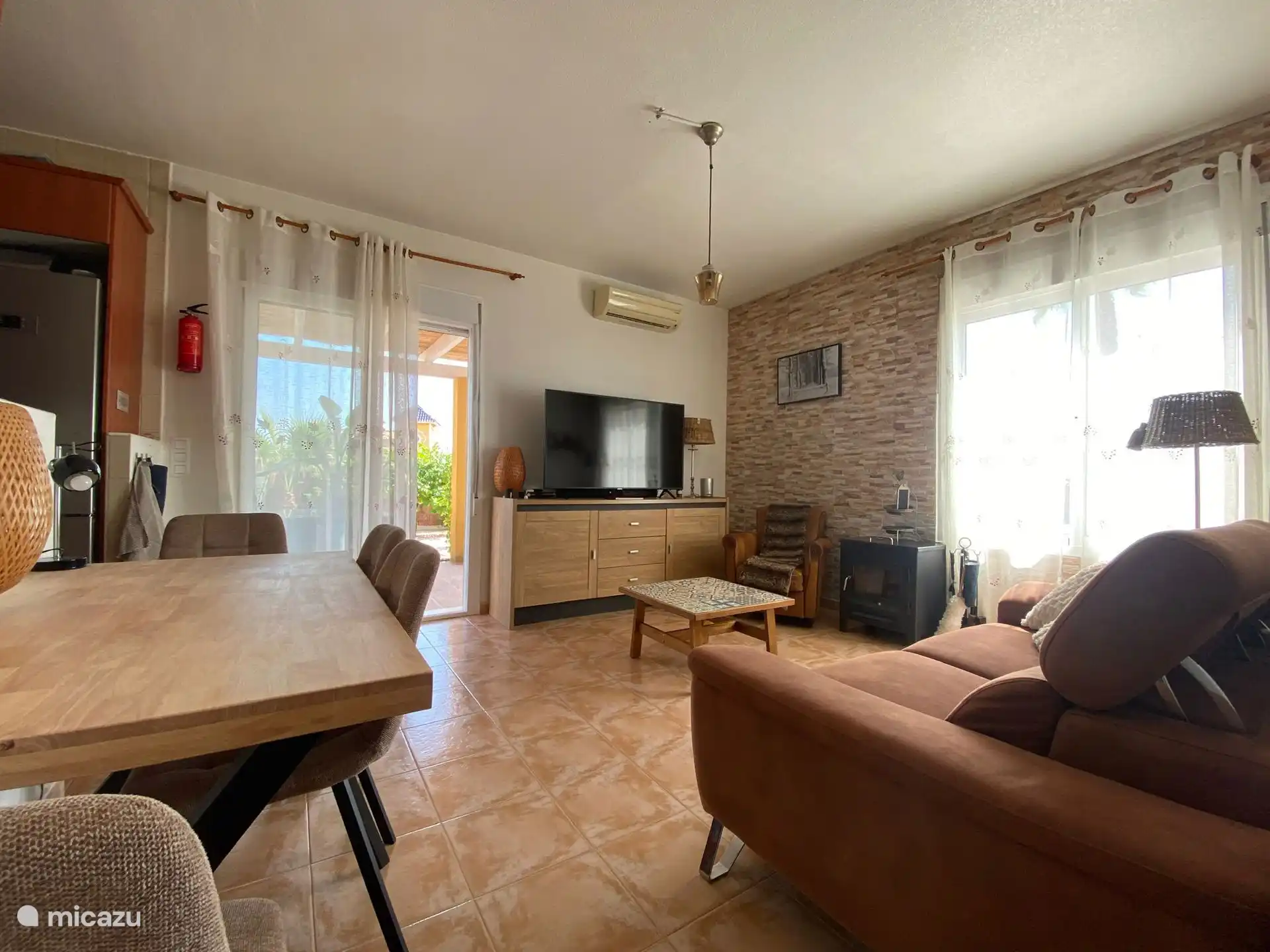 Wohnzimmer mit Smart-TV und Klimaanlage