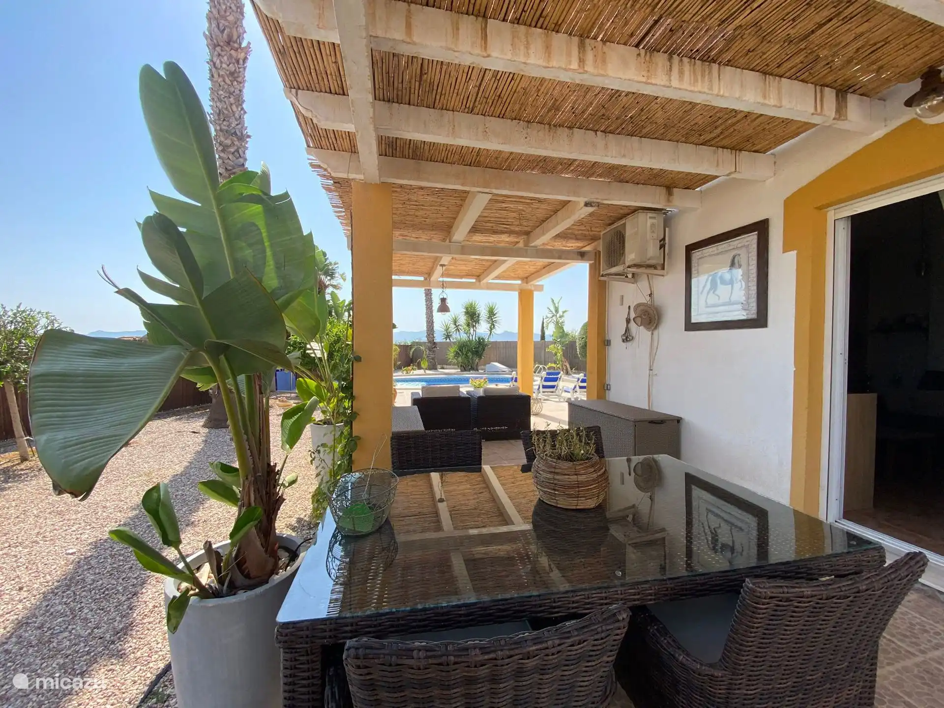 Überdachte Sitzgelegenheiten