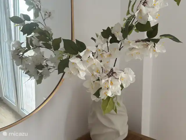 Villa Sichi | Grèce, Crète, Rethymnon - villa Les belles fleurs sur la coiffeuse.
