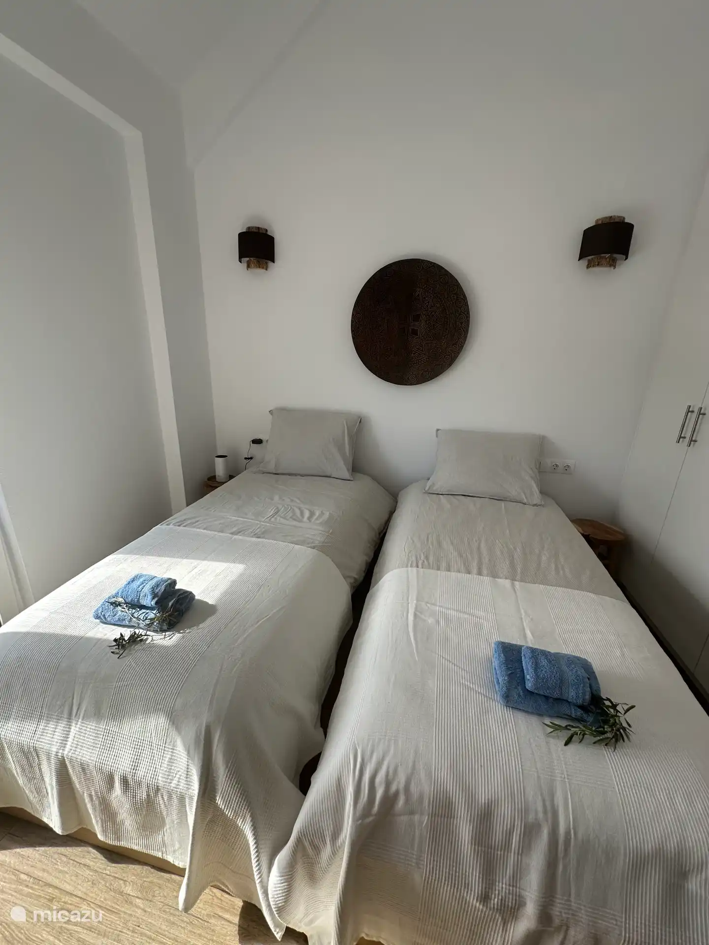 The third bedroom with two single beds.