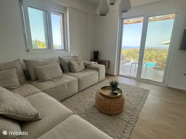 Villa Sichi | Grèce, Crète, Rethymnon - villa Le coin salon avec vue sur l’oliveraie.