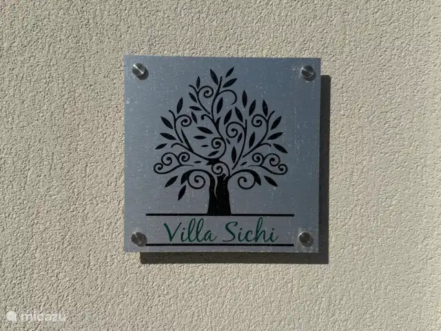 Villa Sichi | Grèce, Crète, Rethymnon - villa Logo de la Villa Sichi sur la porte d’entrée.