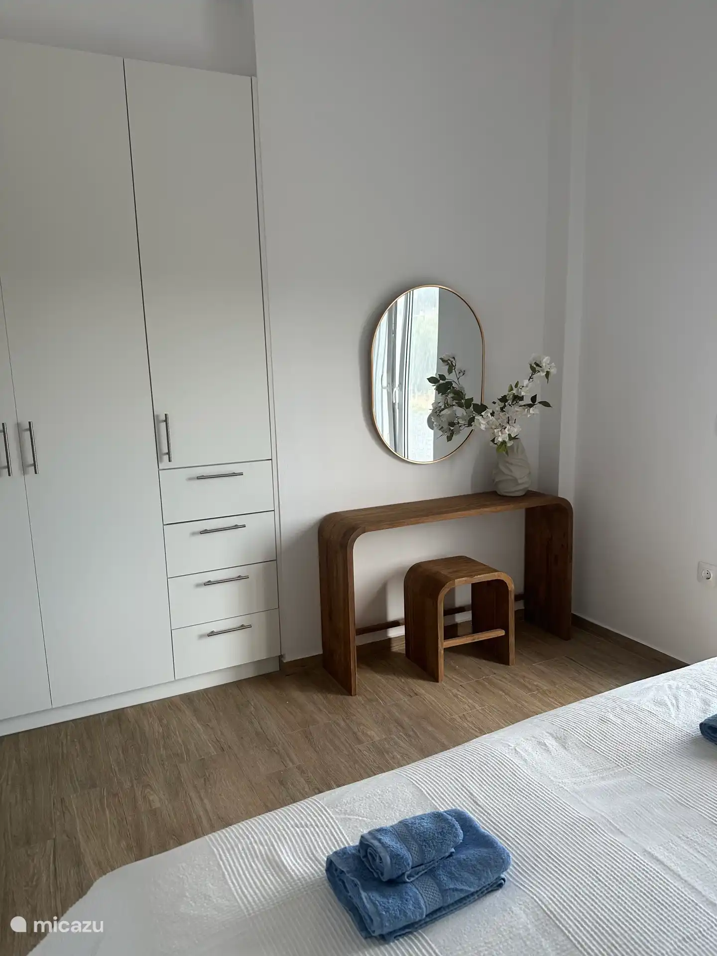 Dressing table and built-in wardrobe in the bedroom.