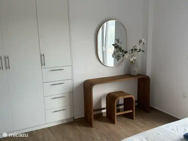 Villa Sichi | Grèce, Crète, Rethymnon - villa Coiffeuse et armoire intégrée dans la chambre.