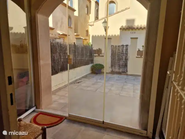vivienda urbana en España, Costa Blanca, Jávea – Townhouse Carmela Vista a la terraza desde el interior