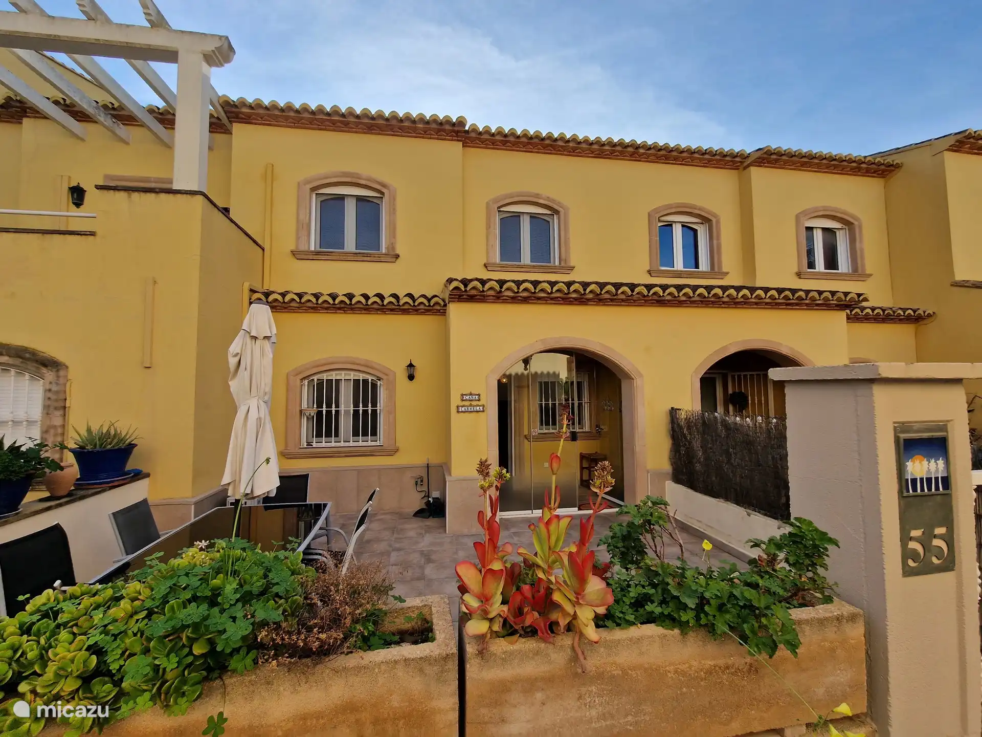 Fassade mit eigener Terrasse