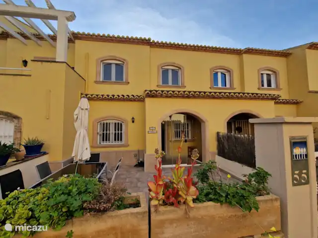 vivienda urbana en España, Costa Blanca, Jávea – Townhouse Carmela Fachada con terraza privada