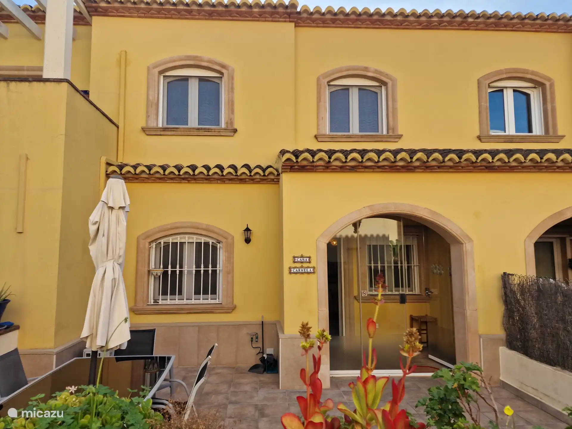 Fassade mit eigener Terrasse