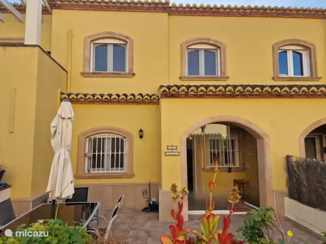 vivienda urbana en España, Costa Blanca, Jávea – Townhouse Carmela Fachada con terraza privada