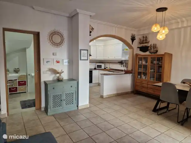 vivienda urbana en España, Costa Blanca, Jávea – Townhouse Carmela Vista a la cocina desde el sofá