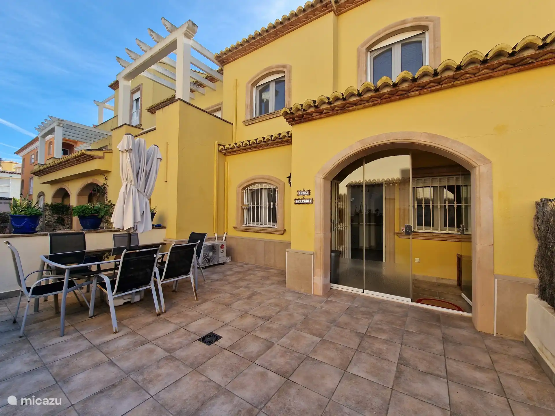 Fassade mit eigener Terrasse